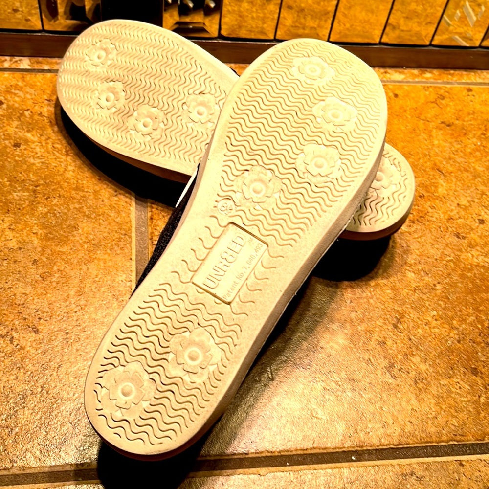 NWOT Black & White Flats - Picture 4 of 4